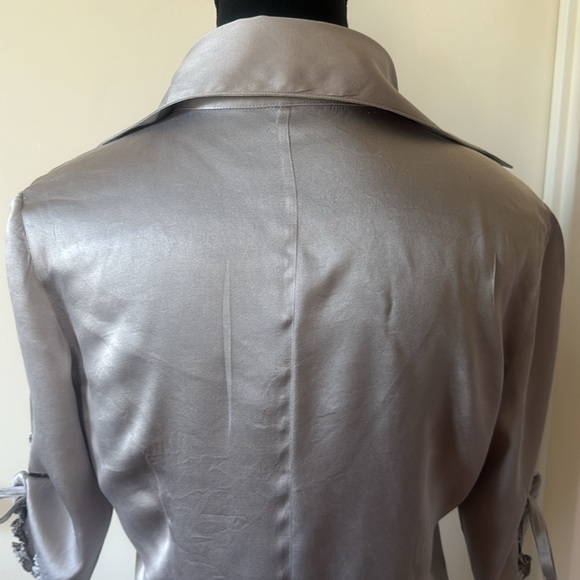 💕Bebe Pearl Grey Silk Tuxedo Statement Sleeve Blouse M VGUC - Picture 7 of 10